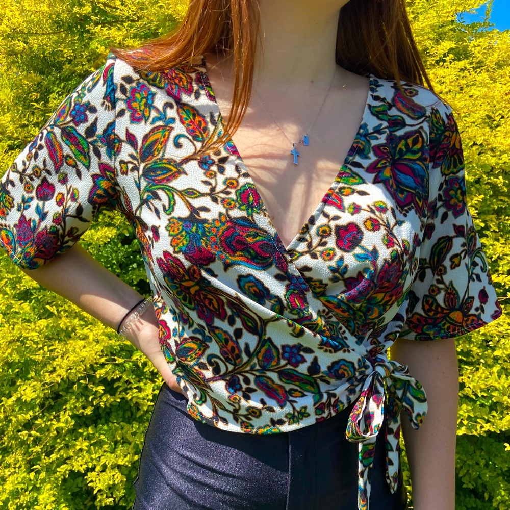 Xhilaration wrap crop top sz M, multicolor V neck